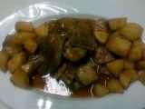 frite de cordero con papatas fritas en dados
