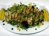 ensalada verde con queso en dados y frutos secos
